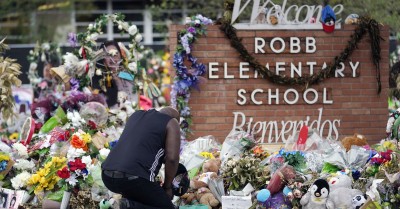 Reggie Daniels pays his respects at a memorial at Robb Elementary School in Uvalde, Texas, on June 9, 2022