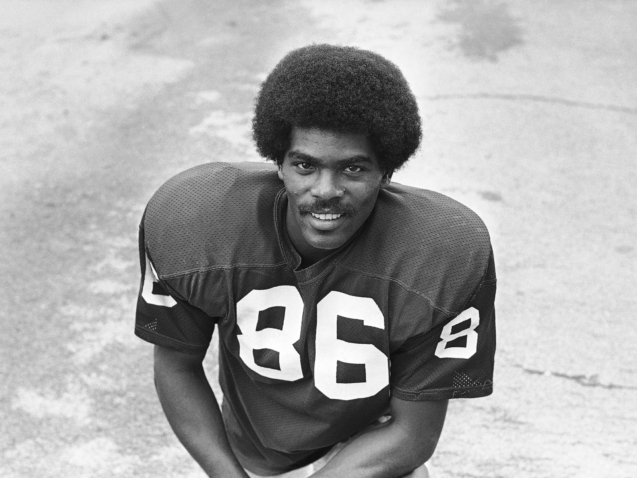 FILE - St. Louis Cardinals football player Marlin Briscoe (86) is shown in August 1975. Marlin Briscoe, the first Black starting quarterback in the American Football League, died Monday, June 27, 2022. His daughter, Angela Marriott, told The Associated Press that Briscoe, 76, died of pneumonia at a hospital in Norwalk, California. (AP Photo/File)