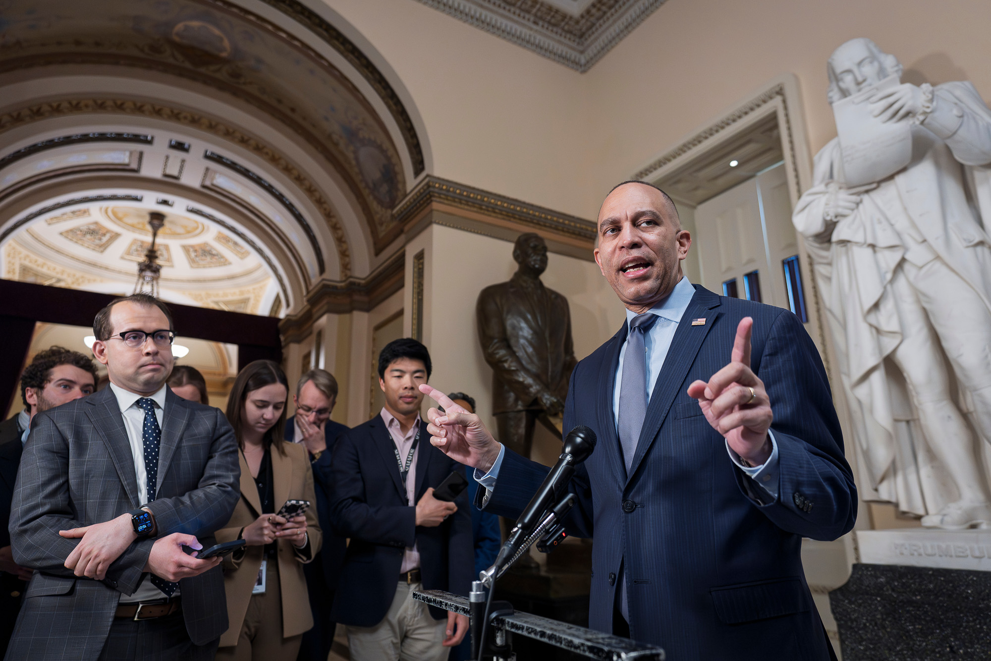 Jeffries Fires Back After Leavitt Blames Democrats for WHCD Attack