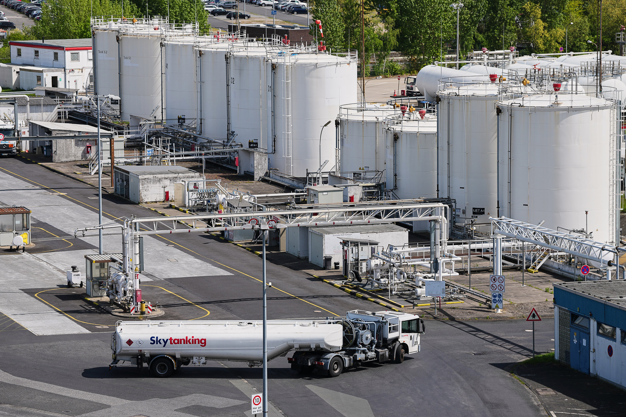 Oil Price Surge Adds New Pressure on U.S. Economy
