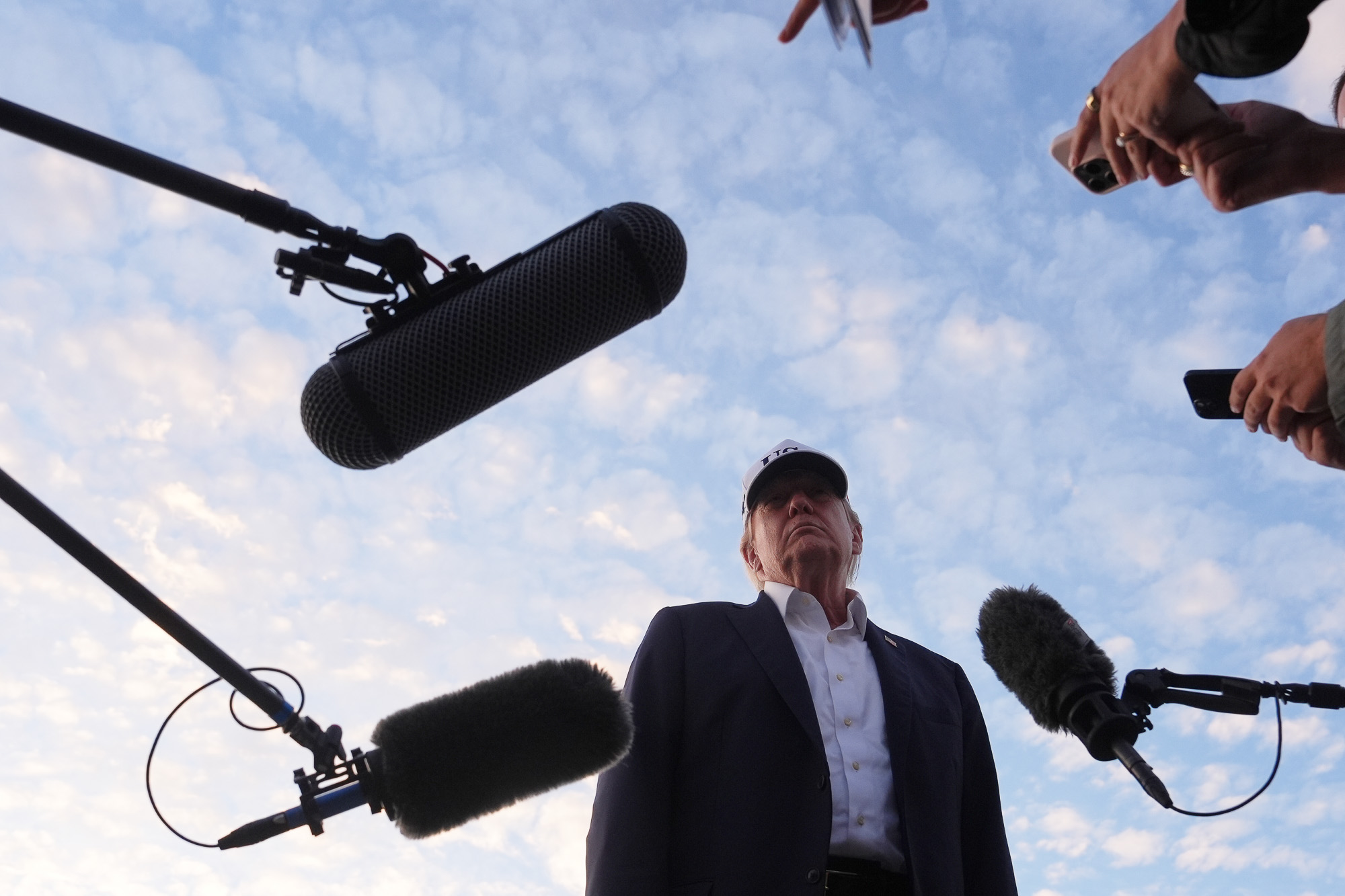 ‘Whoever Wins With AI, Wins’: Trump Brushes Off Slowdown Warnings
